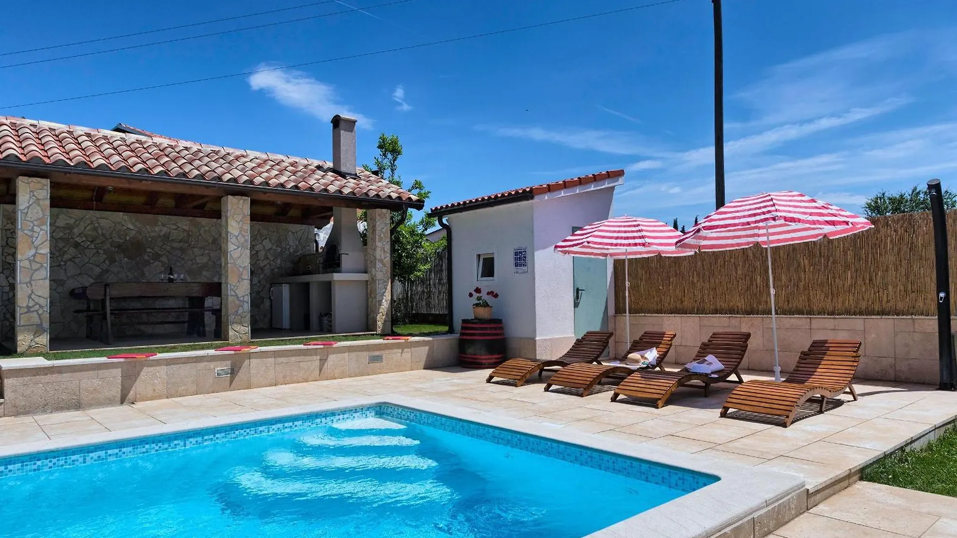 Haus Daniela Mit Ueberdachter Terrasse Und Pool Villa Loborika