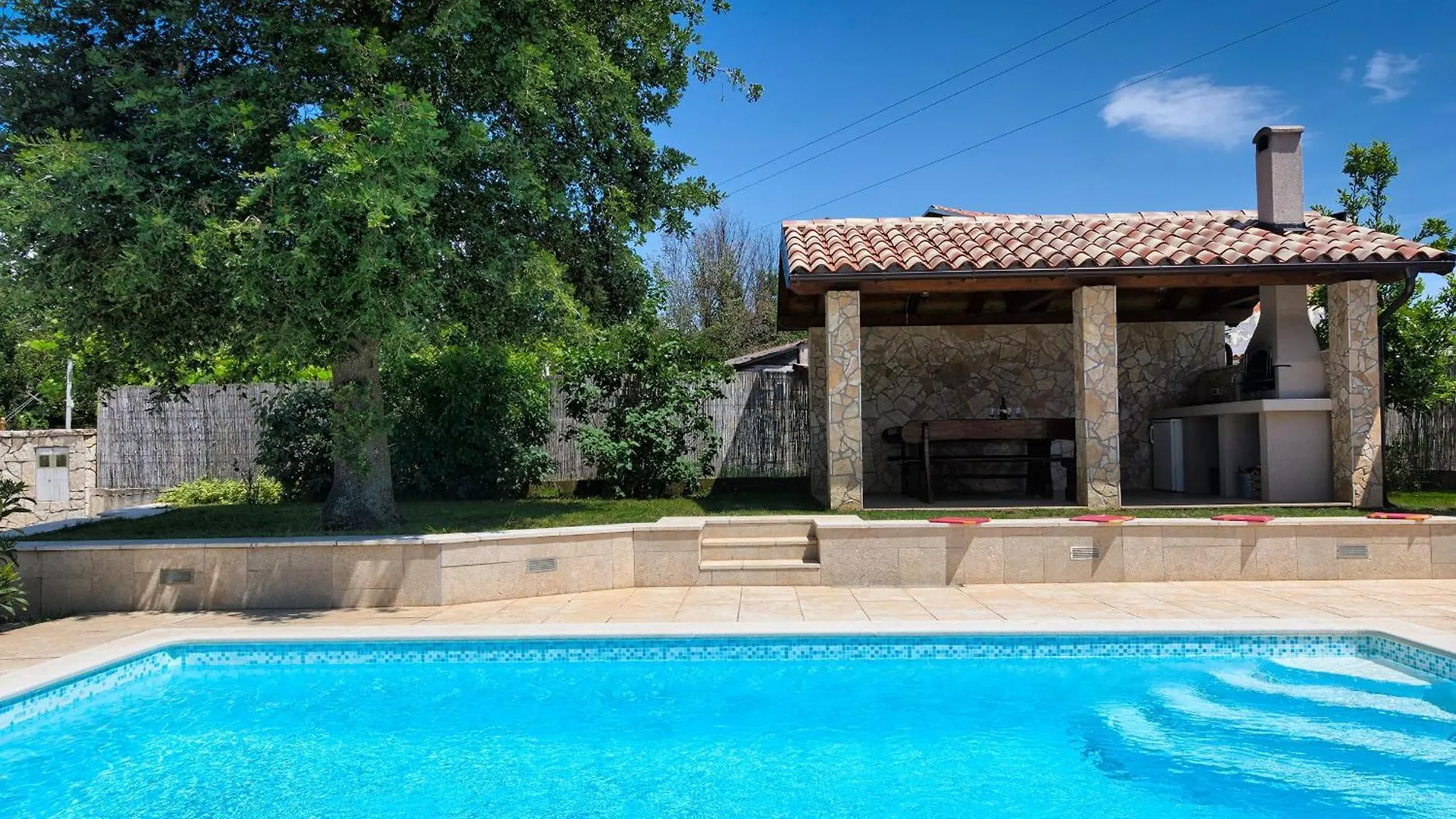 Haus Daniela Mit Ueberdachter Terrasse Und Pool Villa Loborika