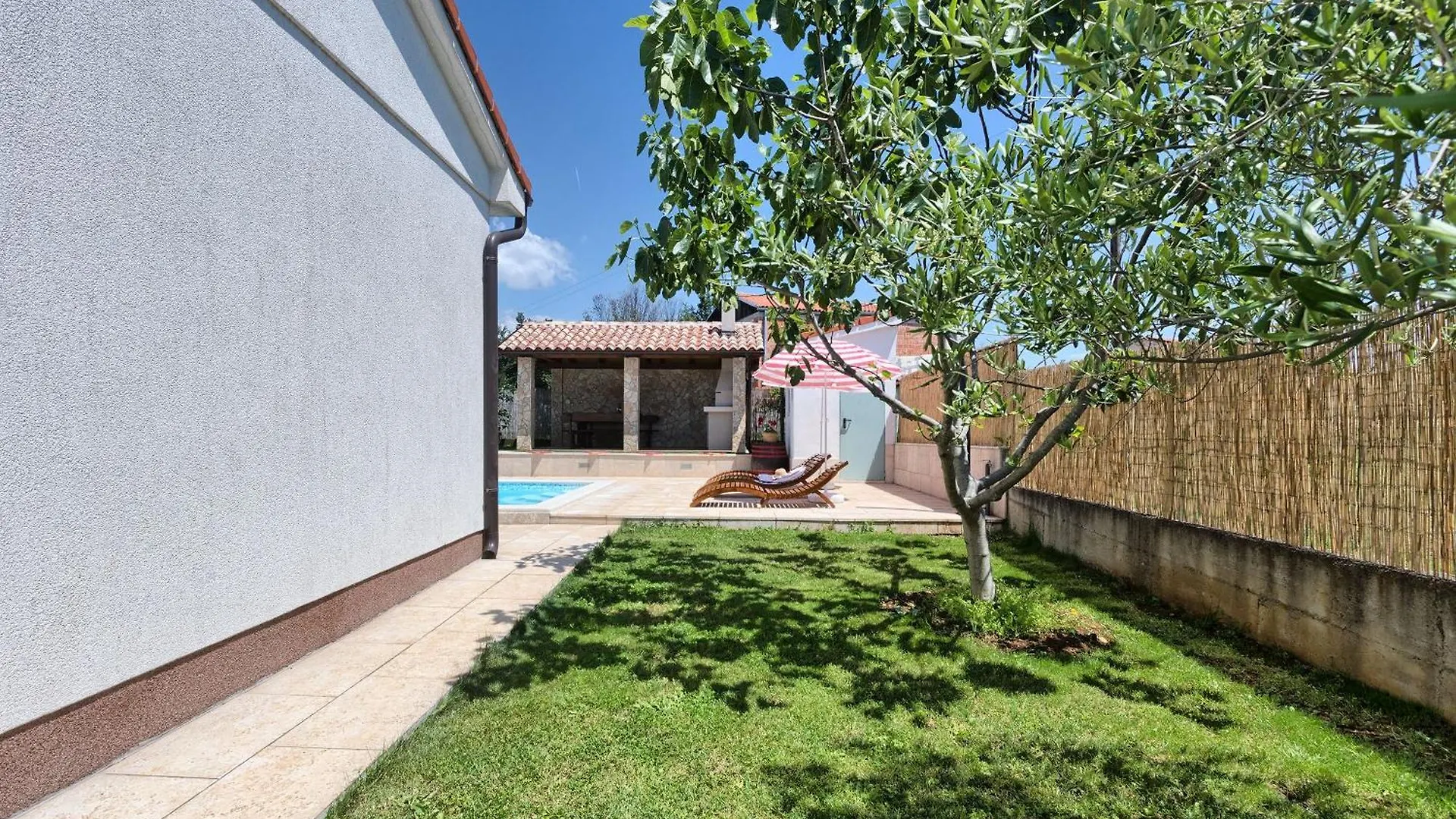 Haus Daniela Mit Ueberdachter Terrasse Und Pool Villa Loborika 0*,  Croatia